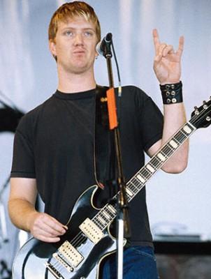 <img0*400:stuff/Oooh_the_Josh_homme.jpg>