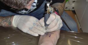 <img300*0:stuff/gettin_my_tat.jpg>