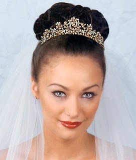 <img:stuff/gold%20tiara%202.jpg>