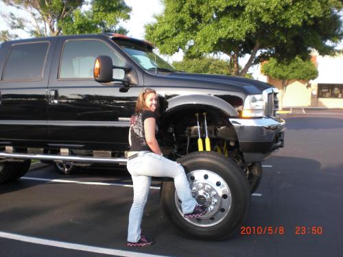 <img500*375:stuff/me_on_lesters_jacked_ford_f-350.jpg>