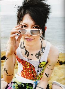 <img0*300:stuff/z/6397/Miyavi/meev056ri.jpg>